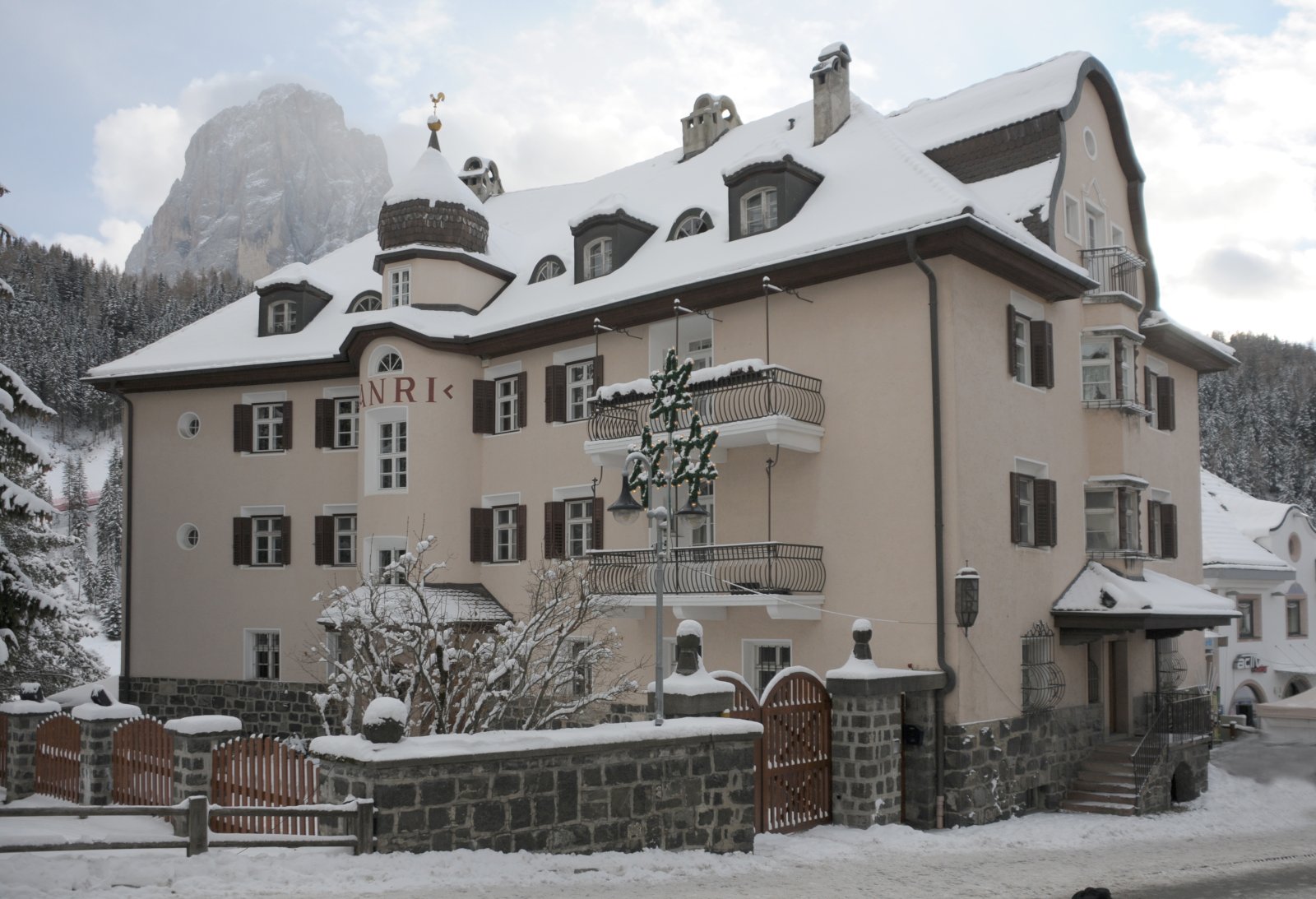 Санта-Кристина и одна из самых больших кроватей в мире - Santa Cristina Valgardena | Secret World Trip Planner