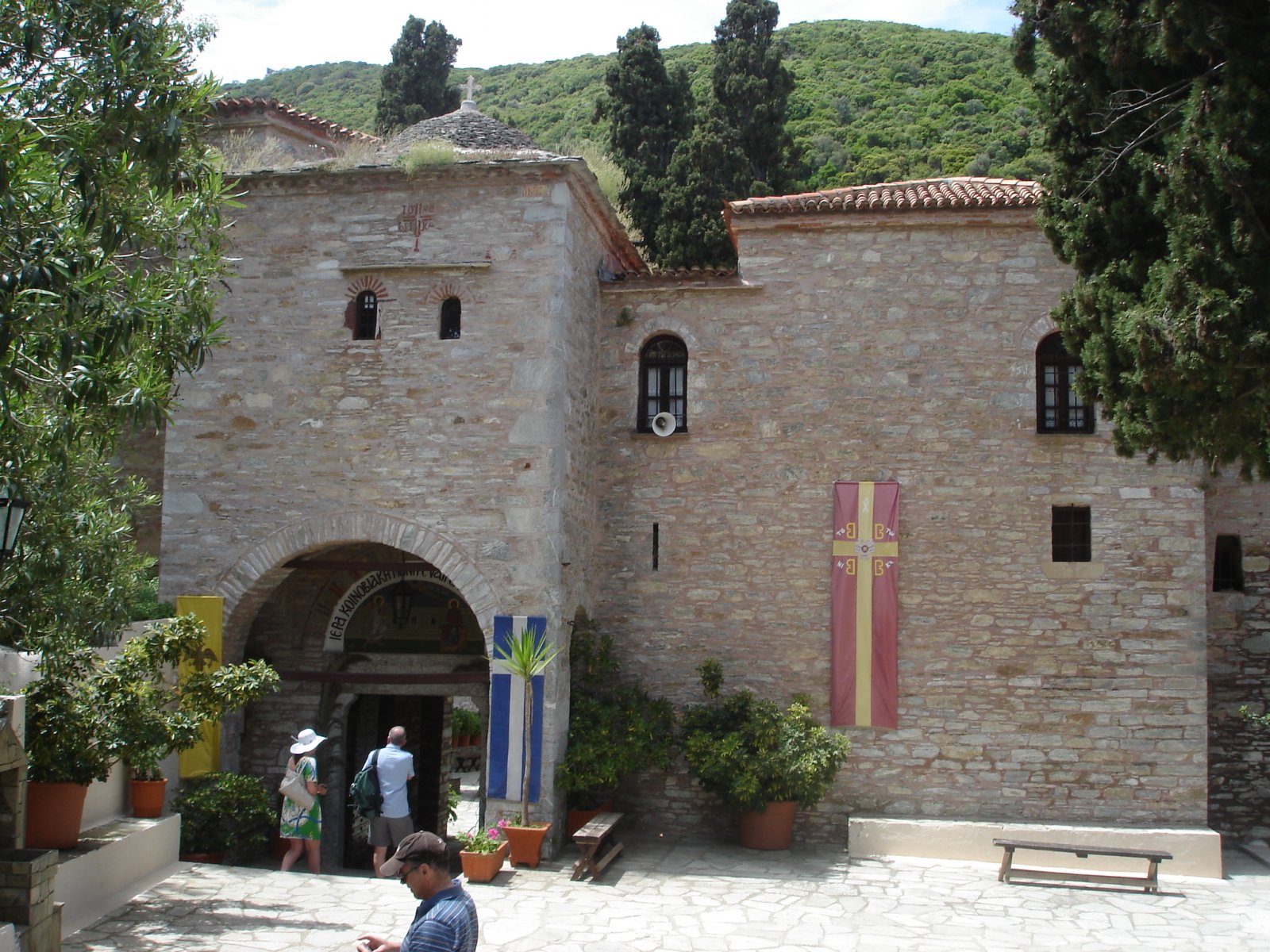 Le monastère de Panagias Evangelistrias et le drapeau grec - Moni Evaggelistrias | Secret World Trip Planner