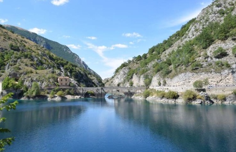 Lac San Domenico : son eau est de couleur émeraude - Abruzzo | Secret World Trip Planner