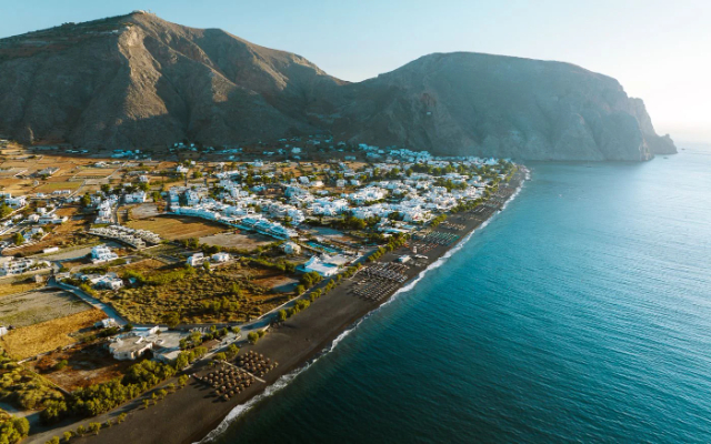Paralia Perissa : un chef-d'œuvre volcanique dans le sable noir de Santorin - Paralia Perissa | Secret World Trip Planner
